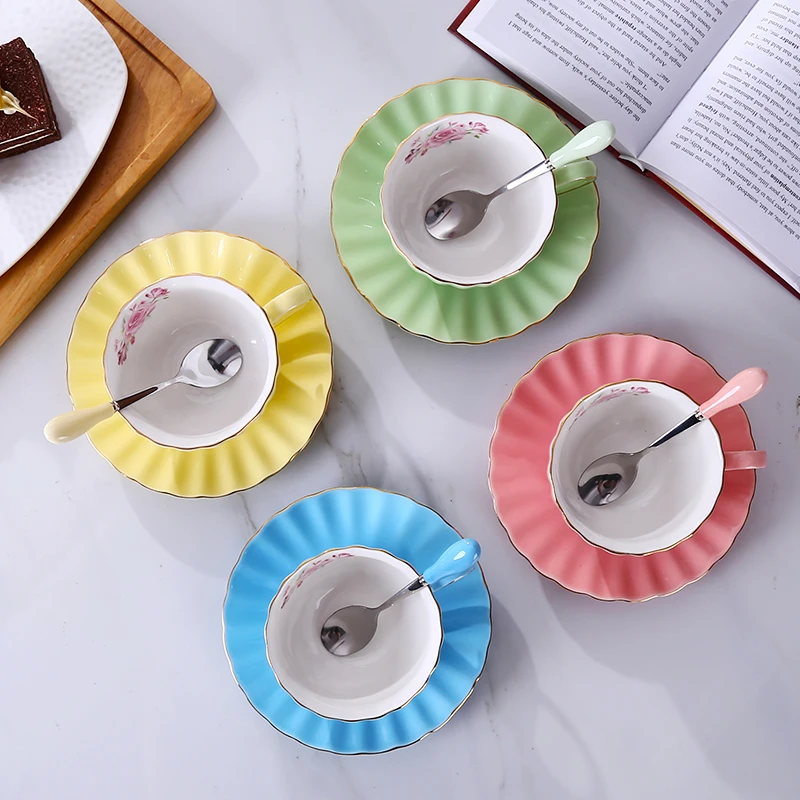 Креативная цветная костяная фарфоровая кофейная чашка с блюдцем рельефная