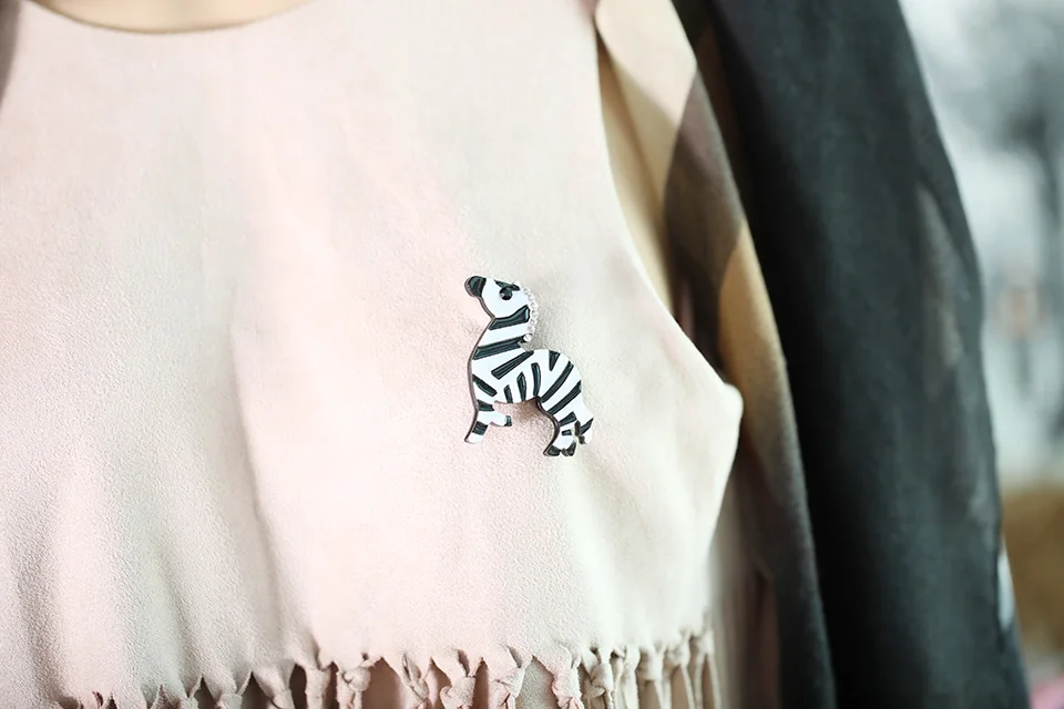 Blucome прекрасный акрил в форме зебры Броши для женщин Кристалл ацетат волокна Яркий значок лошади для пальто воротник свитер животное ювелирные изделия на лацкане