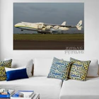 Настенный постер Антонов Ан-225, с изображением большого грузового самолета, улетающего из гостиной, в деревянной рамке