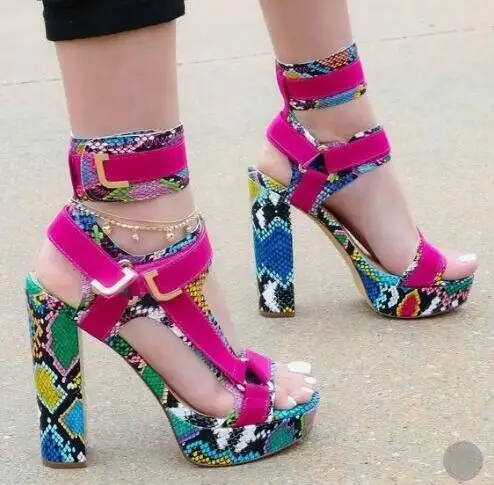 Женские босоножки на массивном каблуке туфли с ремешком и пряжкой цвет фуксия