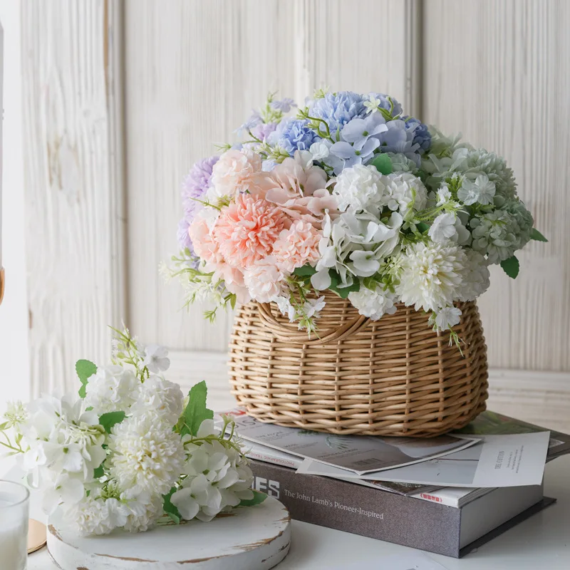 Искусственный цветок гортензии в скандинавском стиле держащий букет на свадьбе