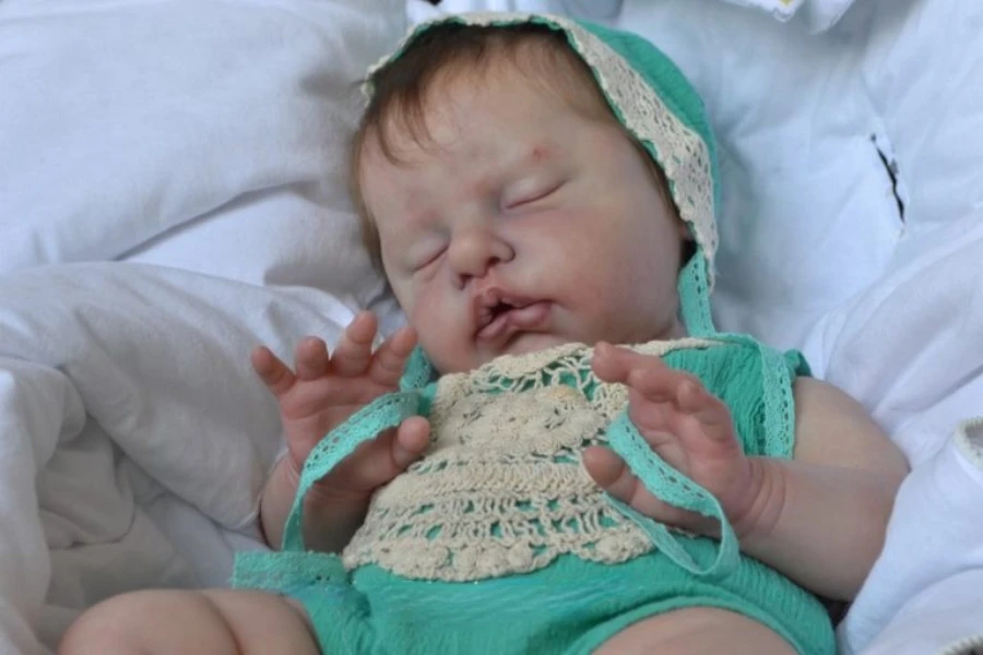 21-дюймовый комплект для создания куклы-реборн "Руби". Спящий младенец. Незаконченные, непокрашенные части. Свежий цвет. Мягкий винил. Имя на шее.