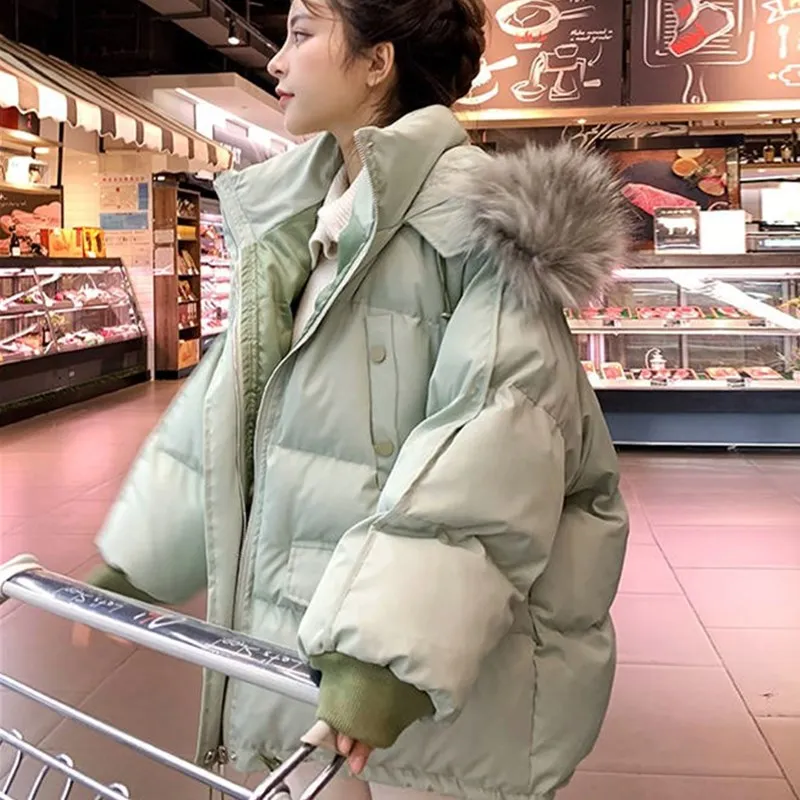 Женская зимняя куртка с меховым воротником и капюшоном однотонная Толстая