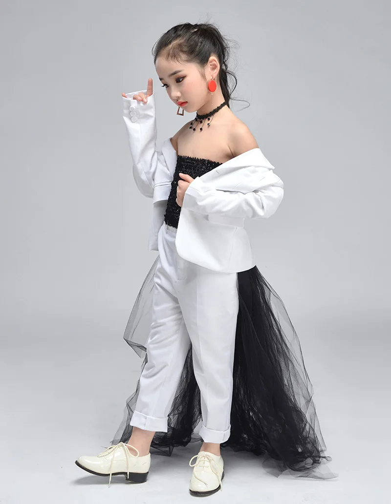 Костюм детский свадебный из блейзера брюк облегающего груди и платья со шлейфом