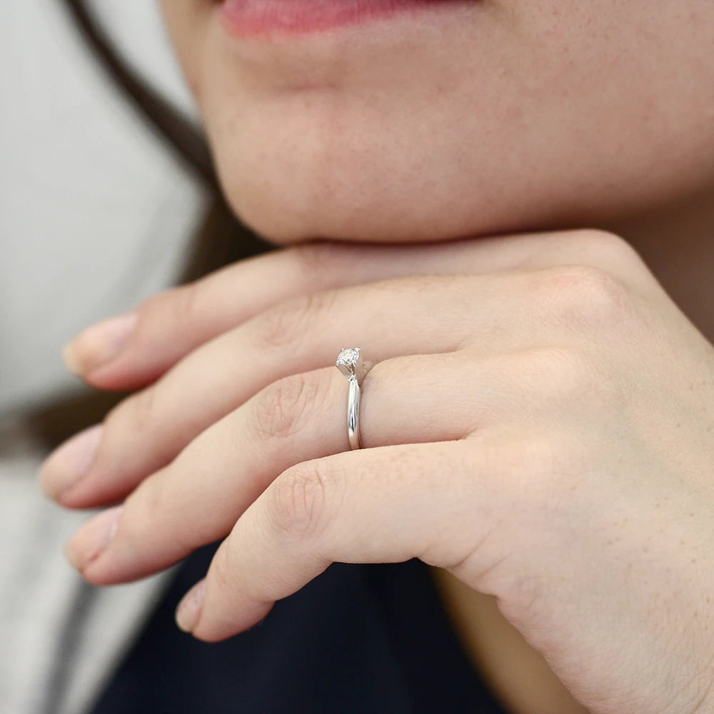 Обеденные стулья Charles & Colvard вечная классика создан Муассанит кольцо 4 мм 0 25 cttw