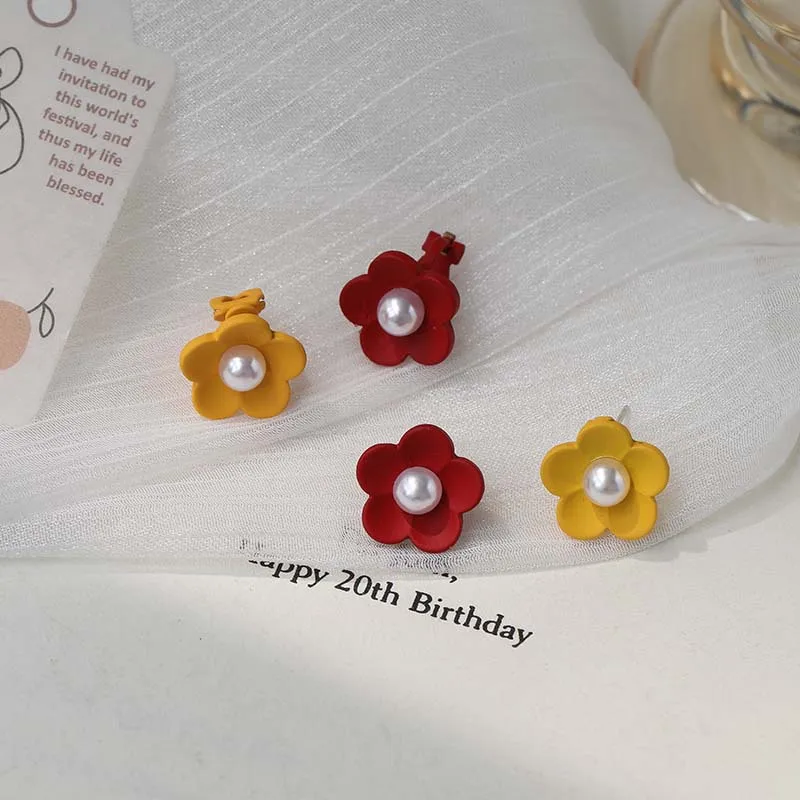 

2021 New Simple Cute Small Pearl Flower Women's Earrings Asymmetrical Painted Clip Earring Wedding Party Birthday Gift Jewelry