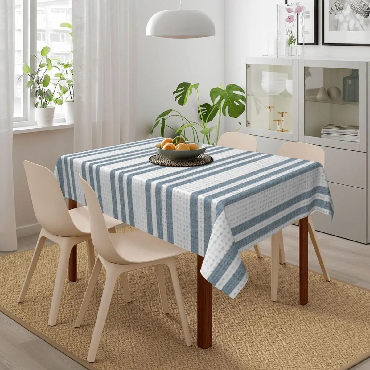 Прямоугольная скатерть в белую и синюю горизонтальную полоску домашний