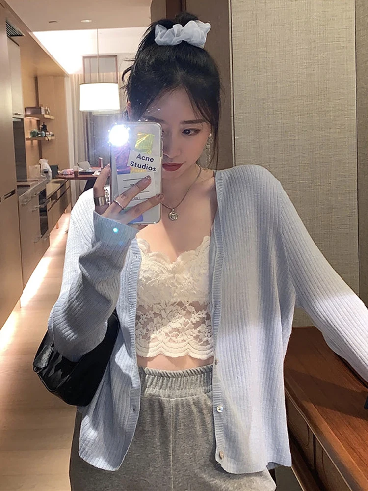 

Женский трикотажный кардиган с V-образным вырезом