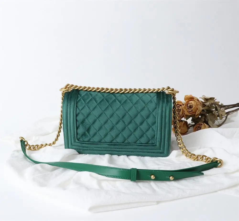 

2021the latest brand-new leboy fuzzy chain flip shoulder bag adopts flip opening and light gold metal closure and shine design