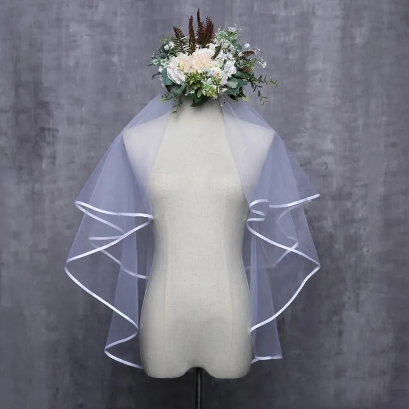 Женская свадебная фата двухслойная короткая с ленточным краем свадебный