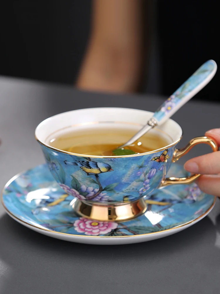 

Европейская роскошная кофейная кружка, Золотая керамическая фарфоровая чайная чашка, китайская костяная кофейная чашка с блюдцем, набор ск...