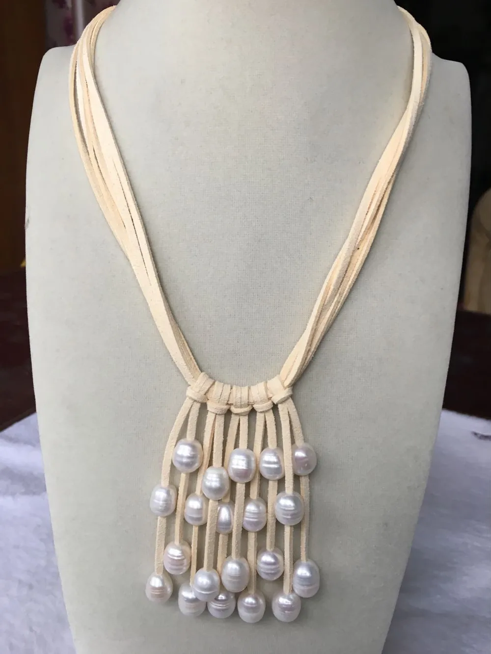 

fashion design 17.5" nature 10-12mm white fresh water pearl egg leather necklace