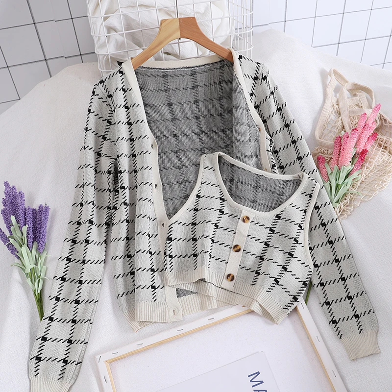 

chic han edition of the new small sweet wind hit long sleeve cardigan sweater coat color grid brief paragraph vest