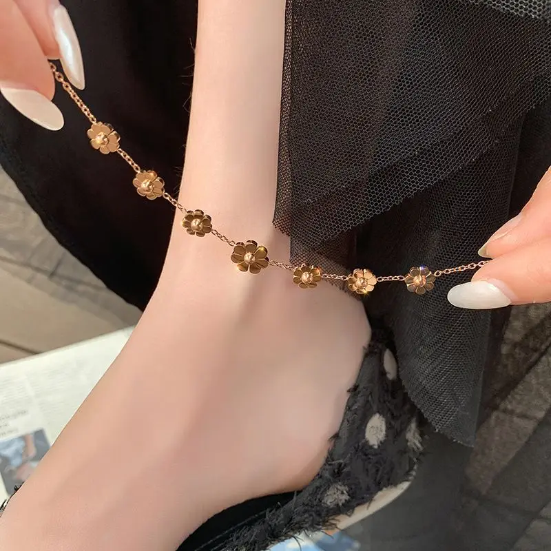 

QWC Trendy Korean Little Flowers Anklets For Women Summer Beach Party Elegant Simple Girl Gift Fashion Sweet Jewelry 2021