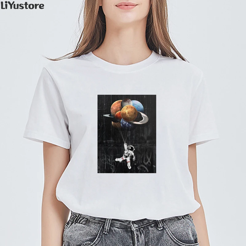 

Футболка женская в стиле Харадзюку, топ с графическим принтом астронавта, космическая прогулка, научная фантастика, белая