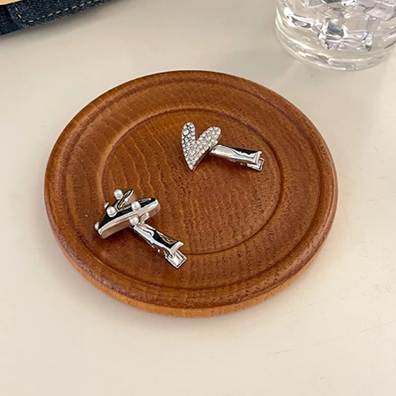 Заколки для волос с кристаллами и жемчугом серебристые |