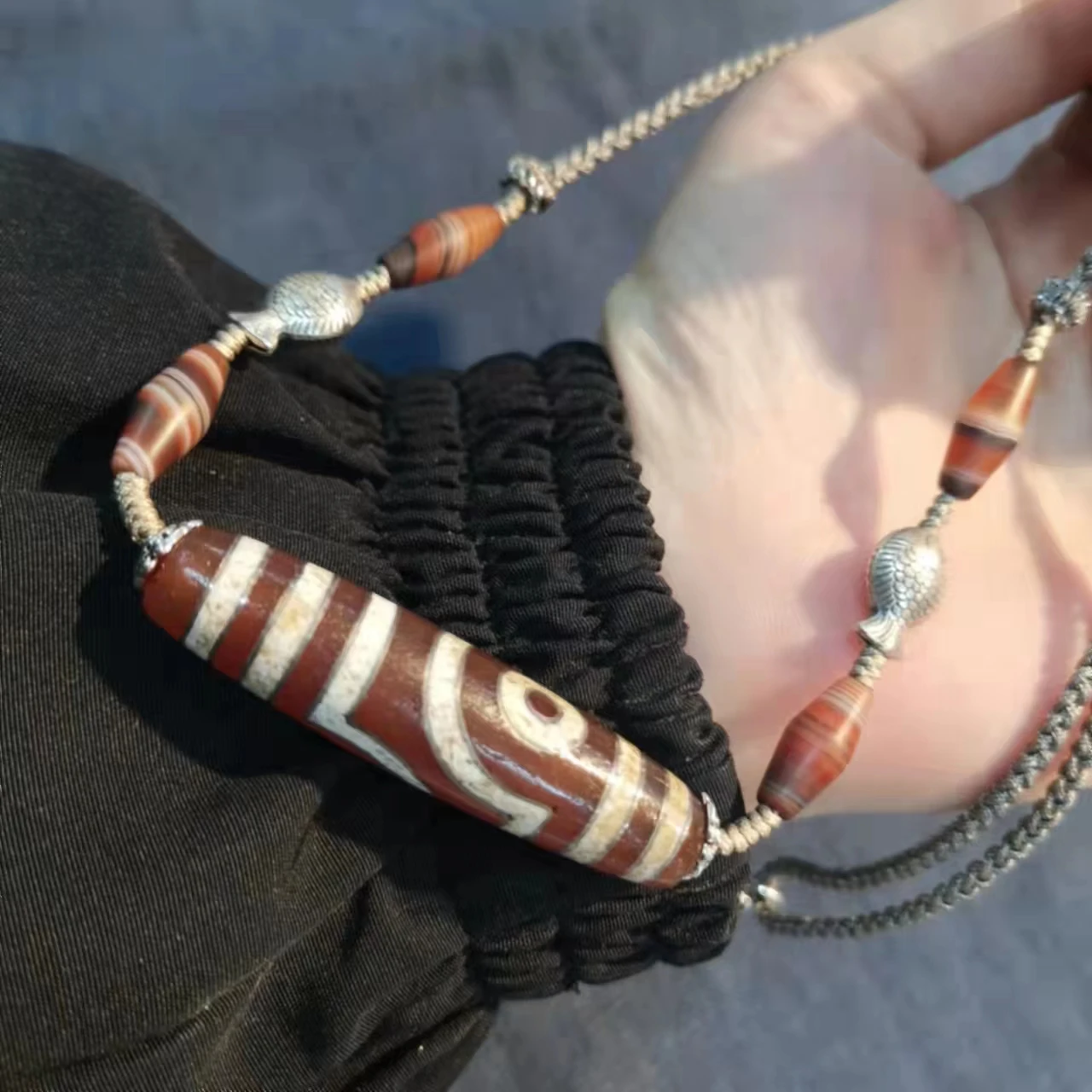 

1pcs/lot natural Pisces embellished silk striped agate silver inlaid old red weathered patina two-eye dzi necklace Scripture gem