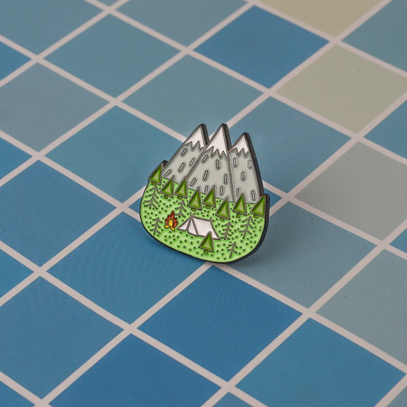 Брошь в виде палатки с изображением горы и леса|Броши| |