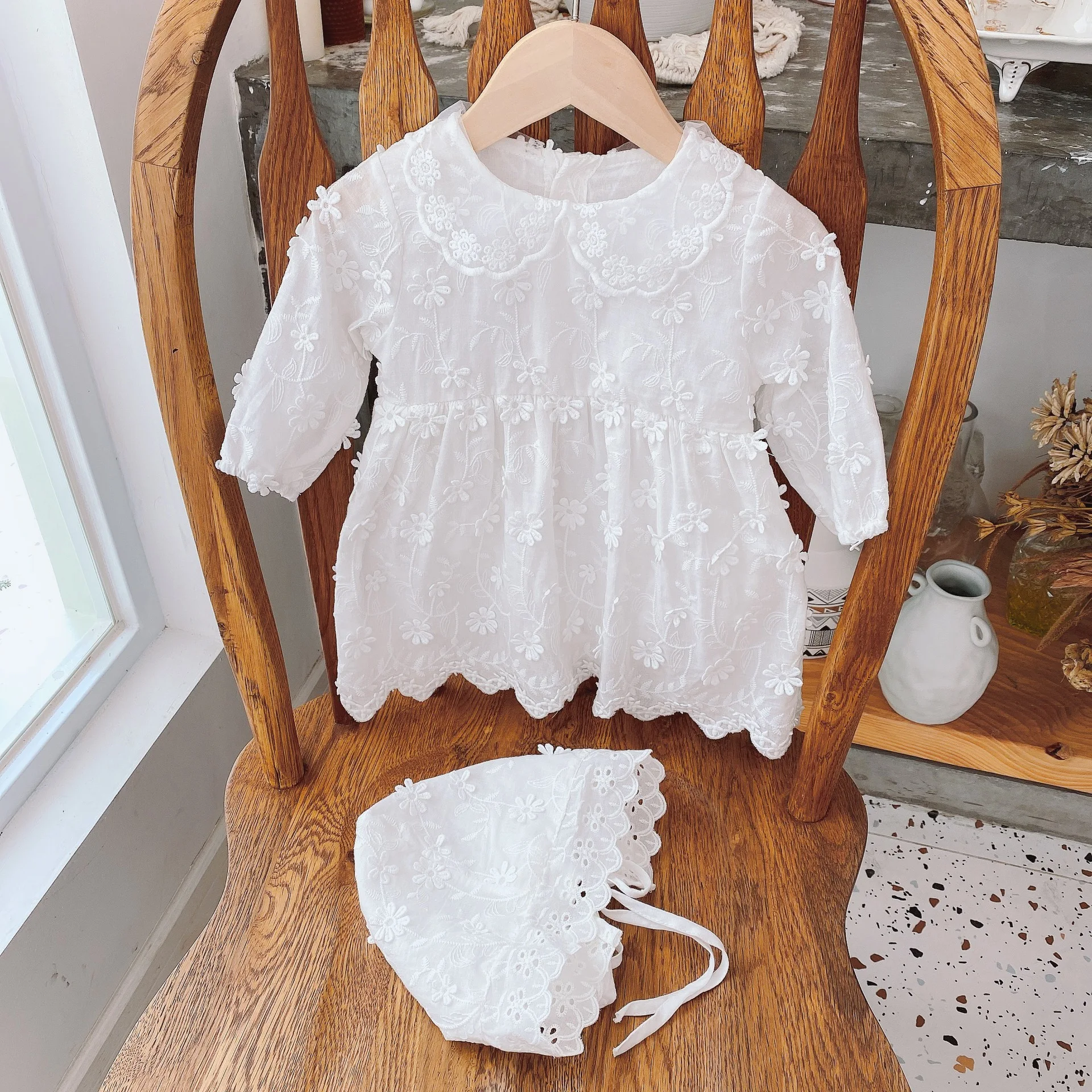 Send hat 0-2 years old baby lace romper 2022 spring baby foreign style flower princess romper