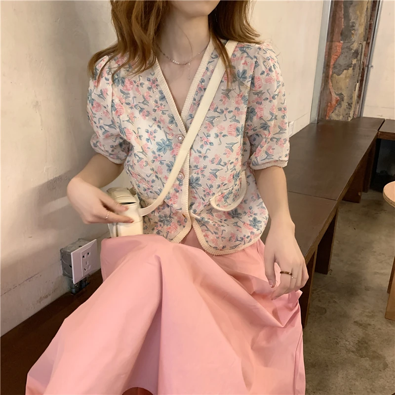 

Elegant Embroidery V-neck Pearl Button Loose Short Sleeve Shirt Summer 2021 Women Fashion Vintage Floral Print Crops Top