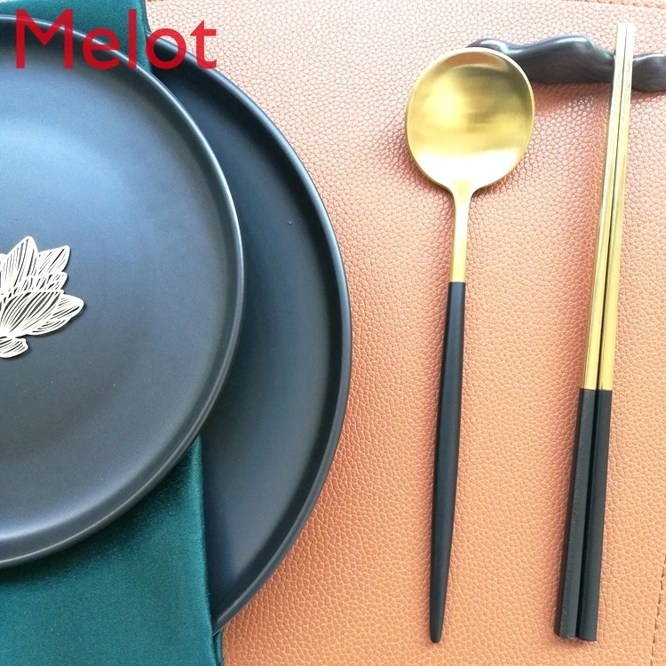 

Model Room Chinese Tableware Set European American Modern Pure Black round Plate Creative Neo-Classical Table Decoration