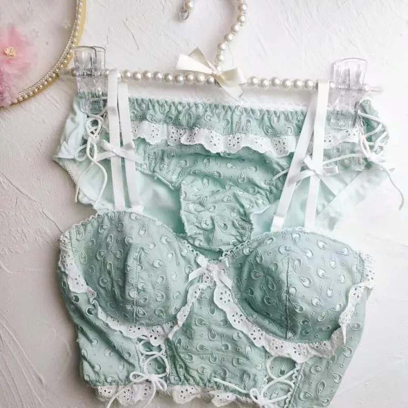 

Комплект женского нижнего белья из бюстгальтера и трусиков