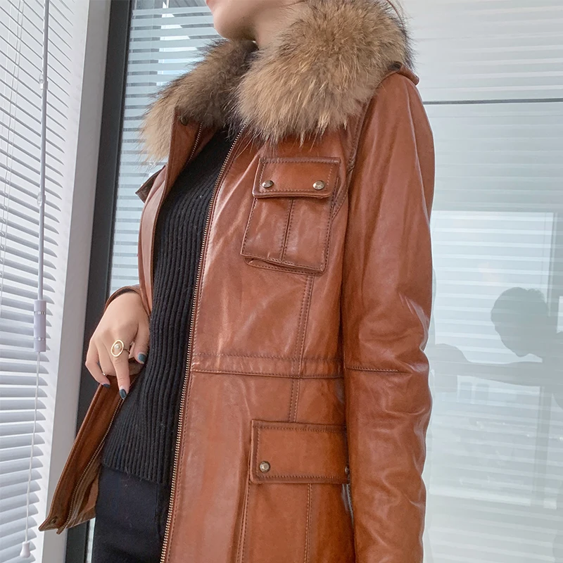 Женский пуховик из 80% натуральной овечьей кожи с воротником меха енота | Женская