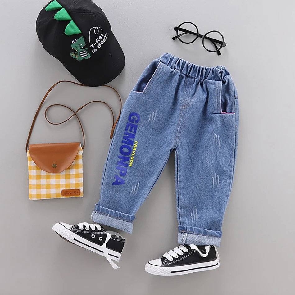 Детские джинсы с принтом алфавита Мягкие штаны из денима дырками для мальчиков и