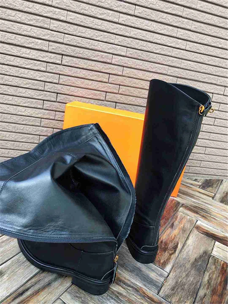 

Zwart Lederen Vrouwen Knie Hoge Laarzen Mentale Decor Vrouwen Lange Laarzen Mode Toevallige Flats Herfst Winter Laarzen Mortocyc