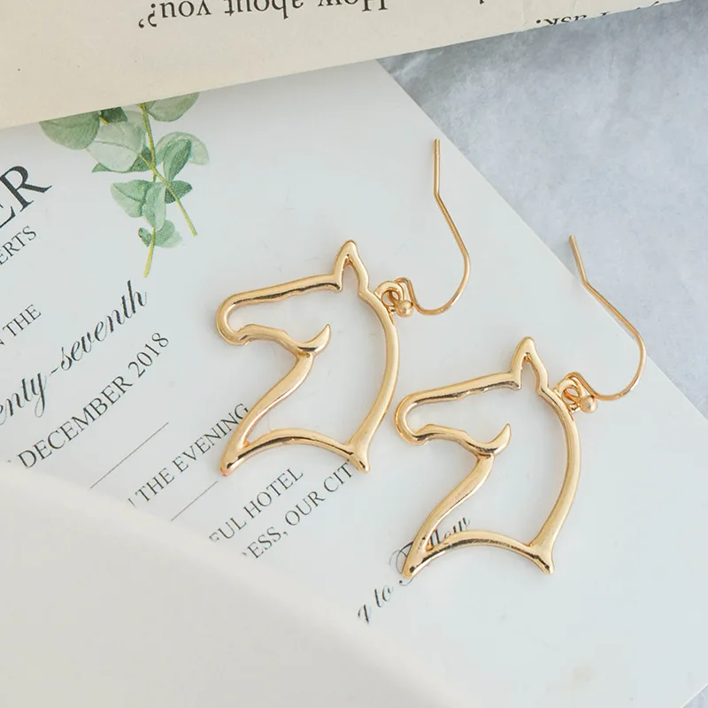 

2020 new hollow line horse head fashion simple personality Europe and the United States versatile cold wind ear stud ear hook ea