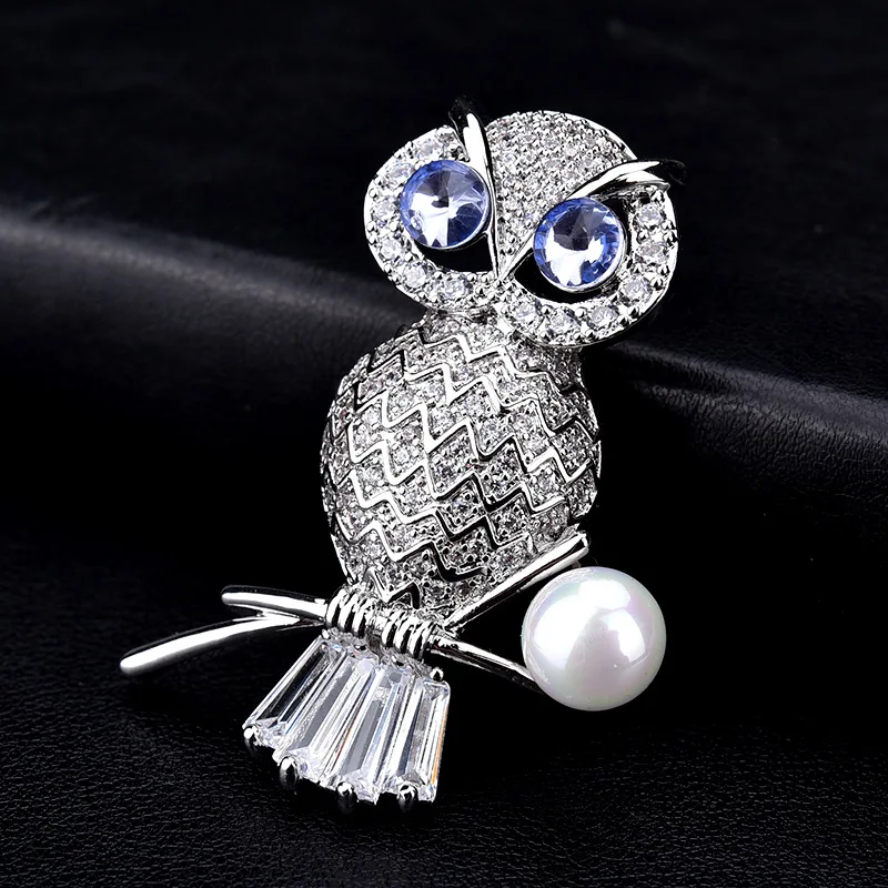 

Women's brooch Animal shape glisten zircon vintage A pin in a dress Wearable for both men and women silvery Sapphire blue eyes