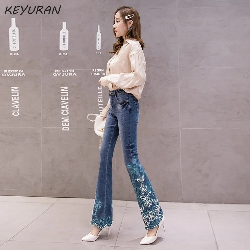 Выдалбливают Бисер цветочной вышивкой синие джинсы с высокой талией