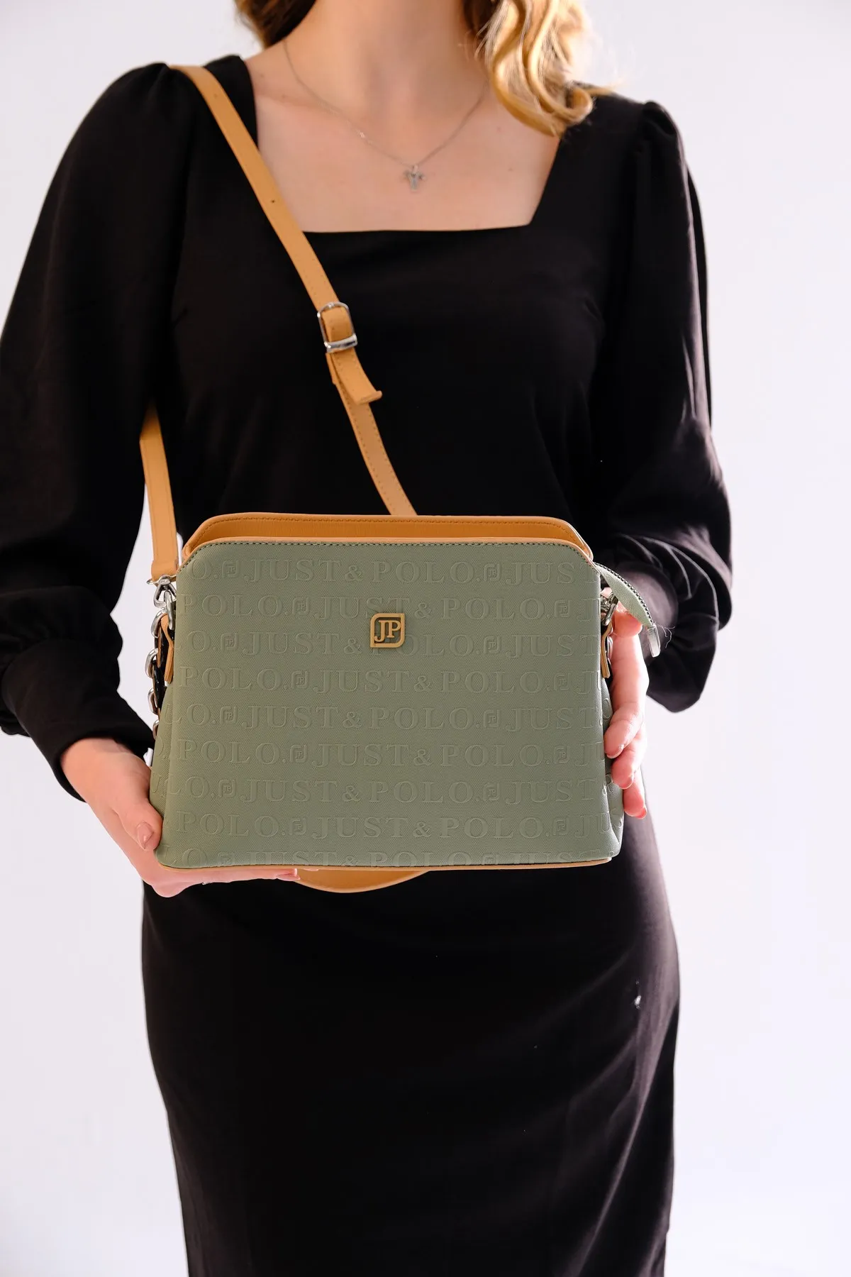 

Женская сумка с длинным регулируемым ремешком на плечо PBU4017