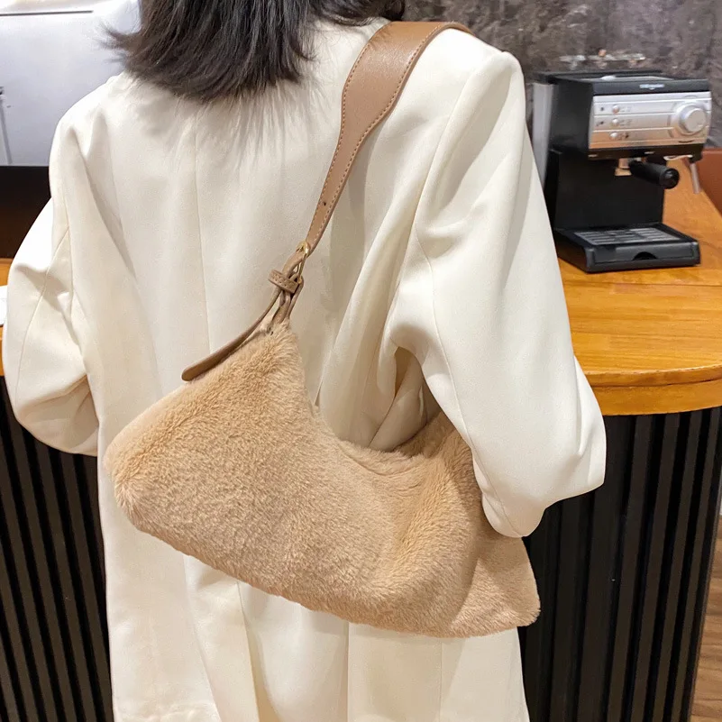 

High quality furry underarm bag women 2020 autumn and winter new trendy niche design plush baguette bag shoulder messenger bag