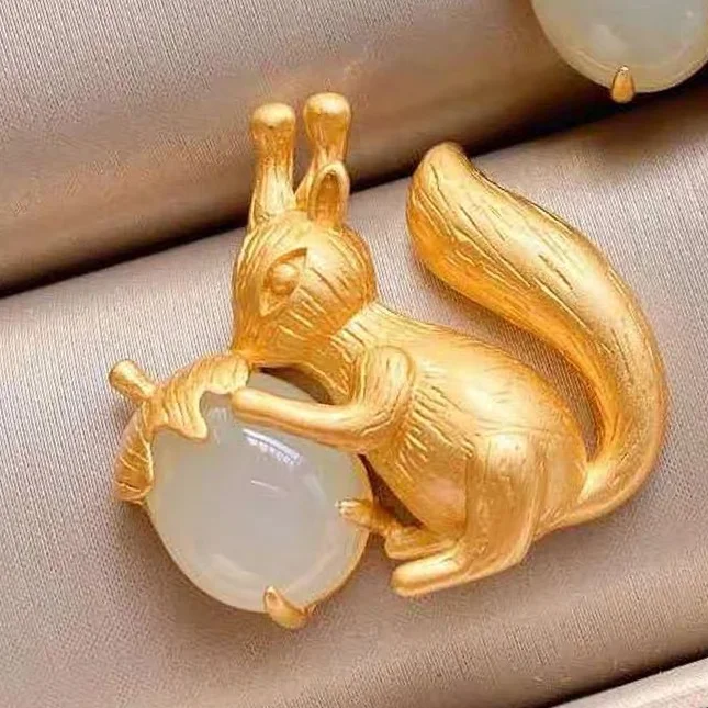 

SNew silver inlaid natural Hetian white Chalcedony cute little squirrel fresh and charming charm necklace fairy brand jewelry