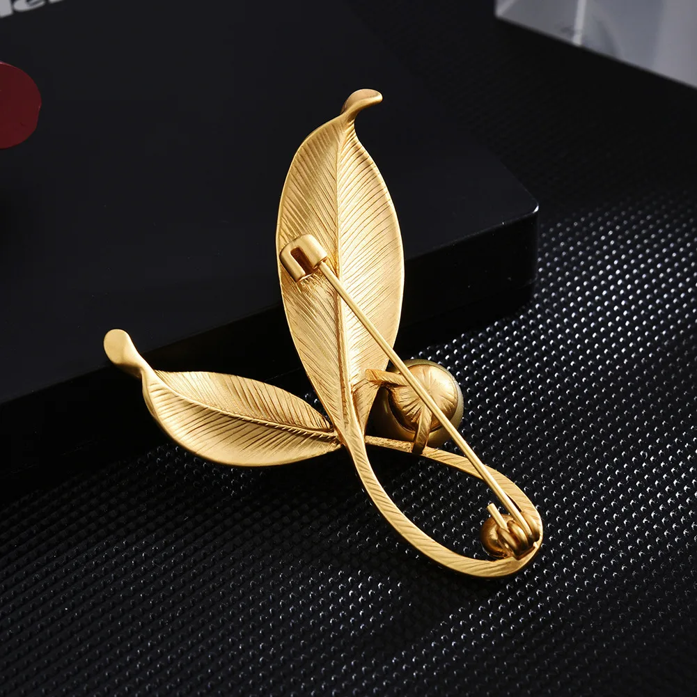 Матовая брошь в форме листа золотого цвета с искусственным жемчугом аксессуар