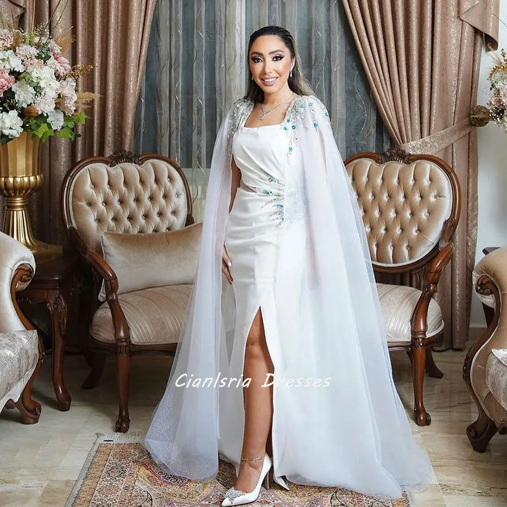 

Белое платье с бисером, высоким разрезом и квадратным воротником без рукавов