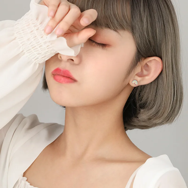 Серьги-гвоздики серебряные Асимметричные в виде единорога | Украшения и