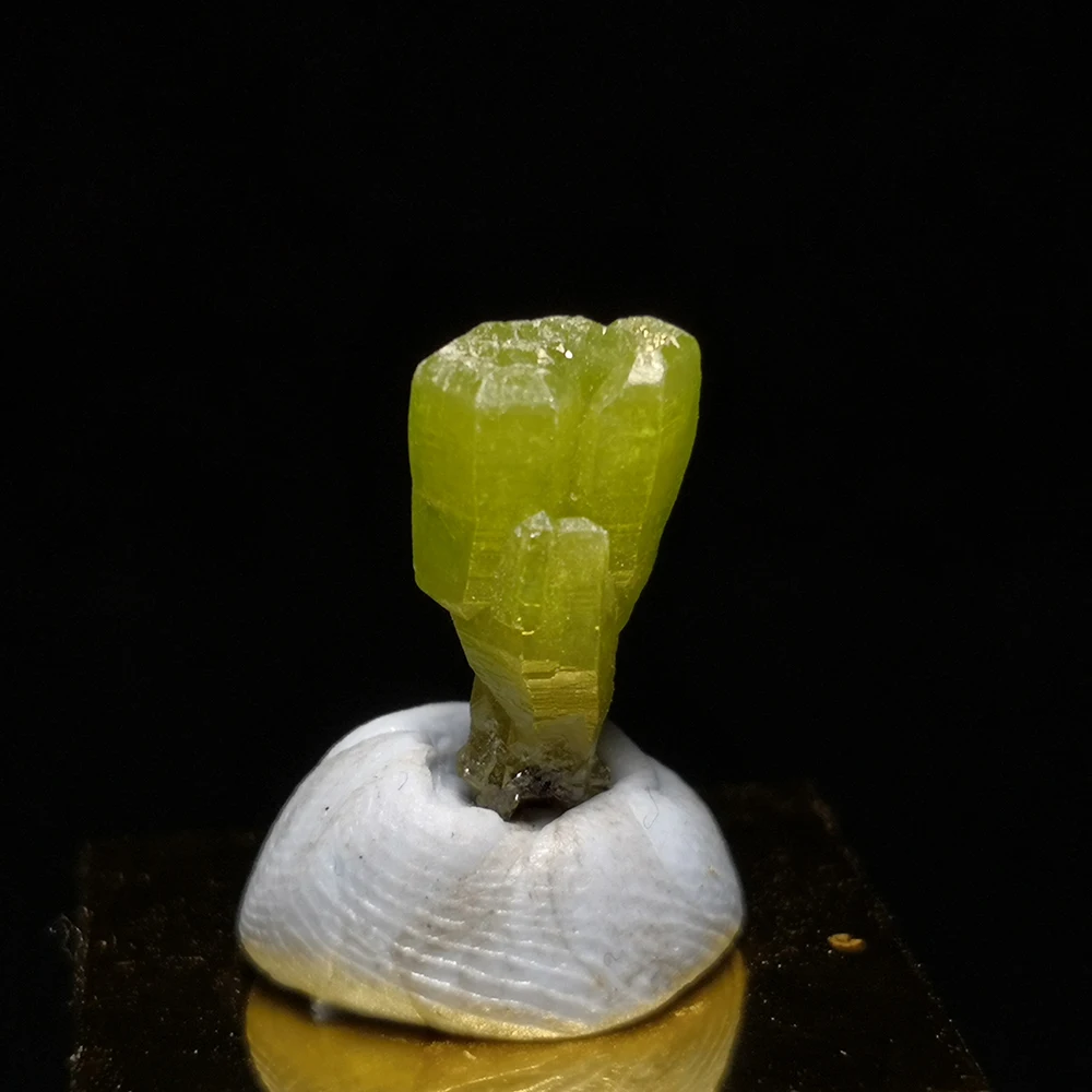 

Natural stone pyromorphite mineral crystal specimen from Guangxi Province China A1-5