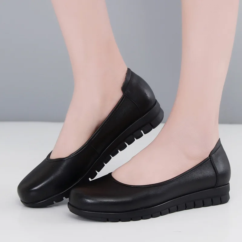 

Genuine leather shoes women big size round toe designer flat shoes women hard-wearing light loafers spring/autumn
