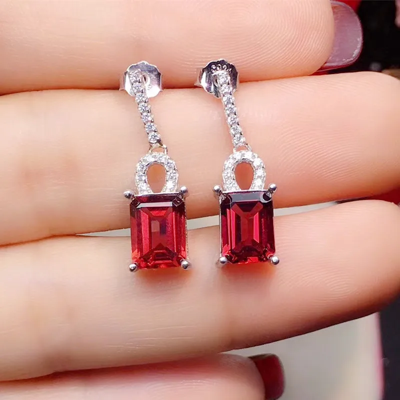 Серьги-подвески с натуральным красным гранатом 6*8 мм 1 6 карата * 2 шт.