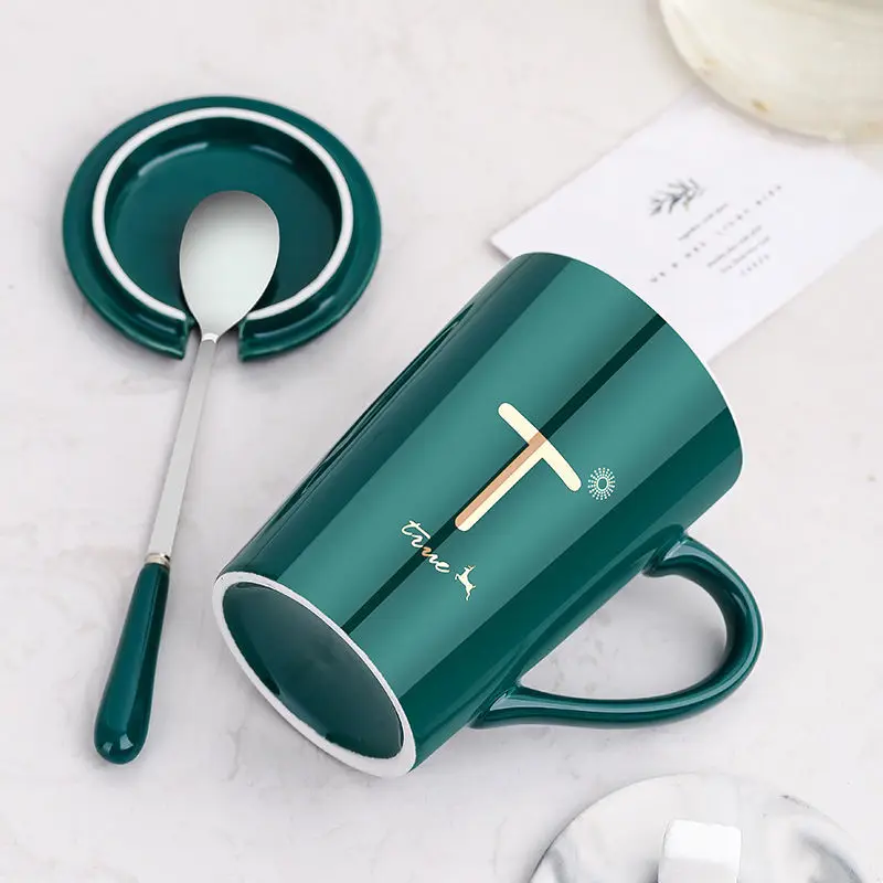 Керамические кружки 380 мл с буквенным узором и крышкой ложкой зеленая Золотая