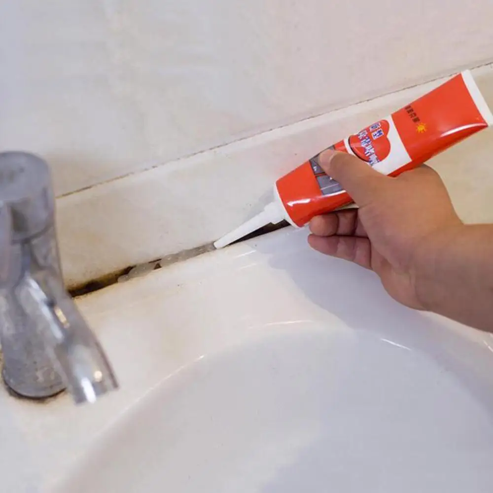 Бытовой химический инструмент для удаления плесени в глубоководной стене