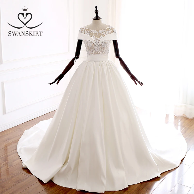 Винтажное атласное свадебное платье с аппликацией Swanskirt A242 трапециевидной формы