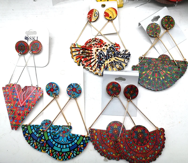 Есть в наличии! Деревянные серьги-капельки с принтом африканском стиле |