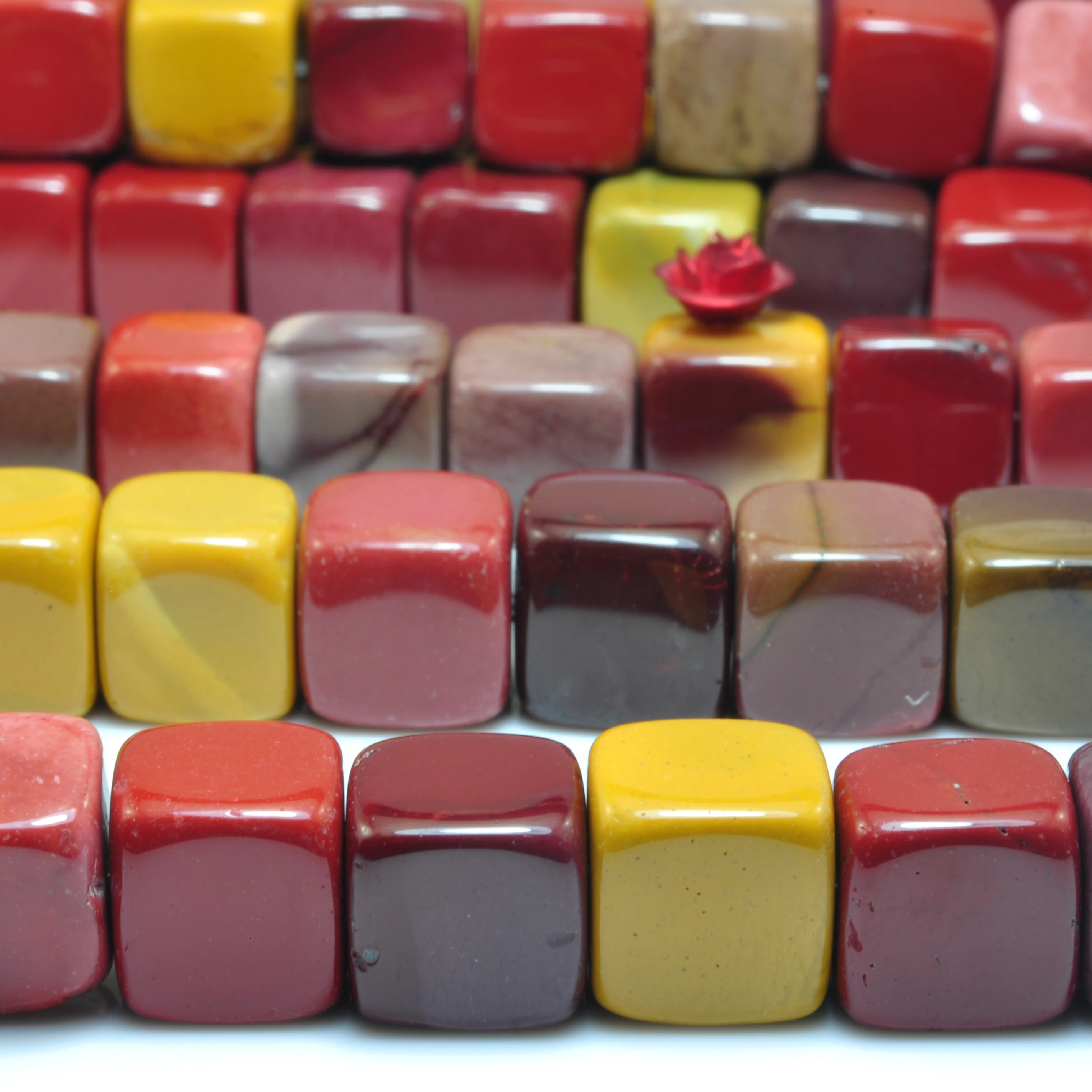 Натуральный мукаит гладкий куб свободные бусины оптовая продажа