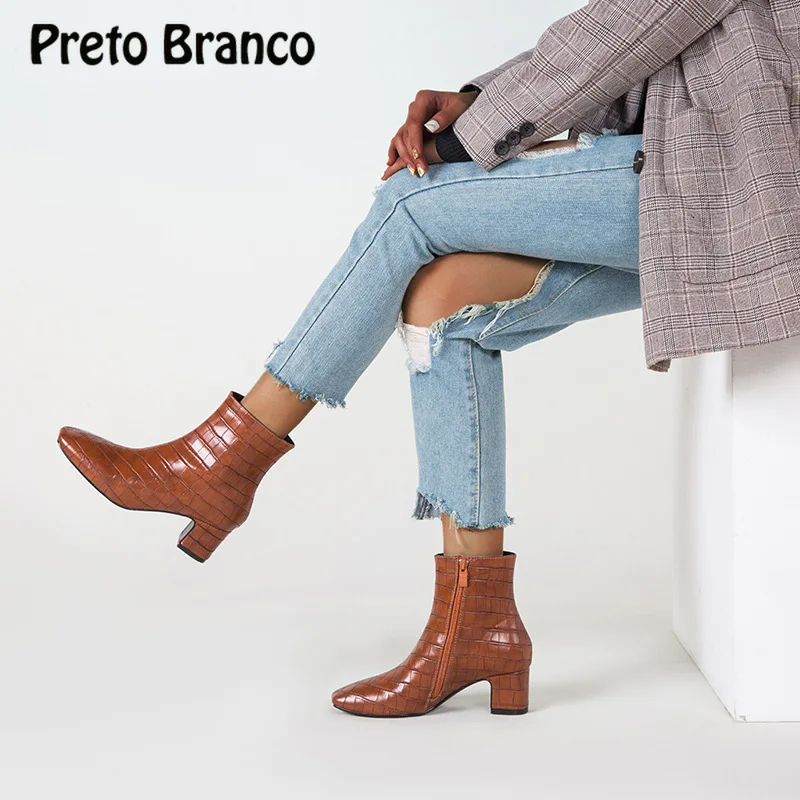 

PRETO BRANCO/короткие сапоги на каблуке 8 см; Коллекция 2021 года; Сезон осень-зима; Женские короткие сапоги в клетку на высоком квадратном каблуке с ...