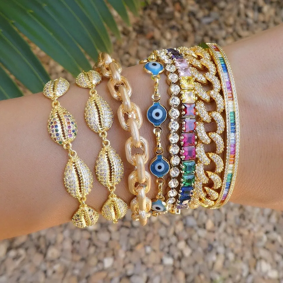 Женский браслет с радужными фианитами регулируемый золотого цвета морскими