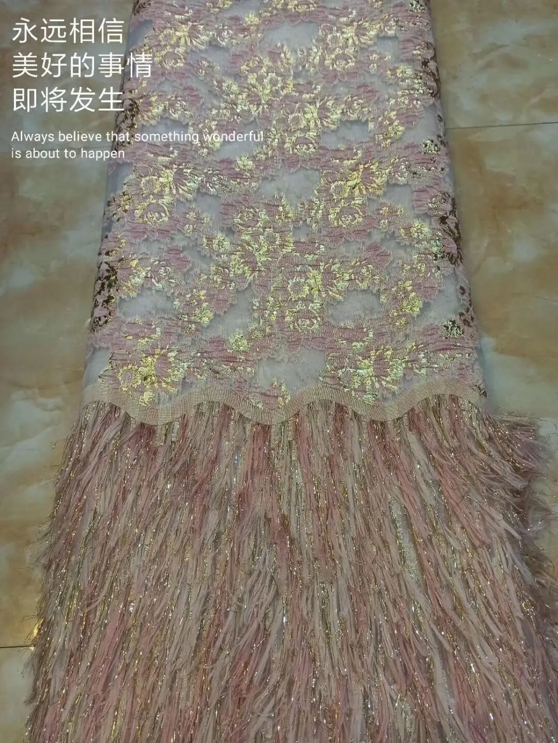 Красивая вышитая перьями искусственная кожа хорошего качества для вечернего