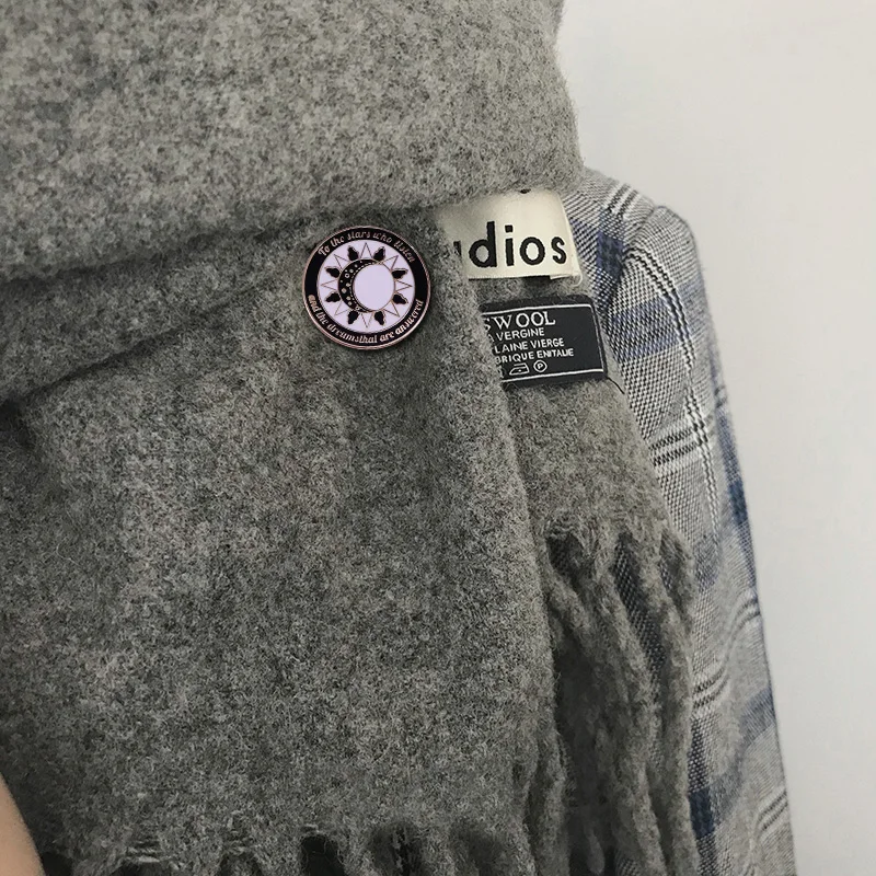 Сара J Maas Pin ACOMAF ACOTAR книга Вдохновленный значок для звезд которые слушают Ночной
